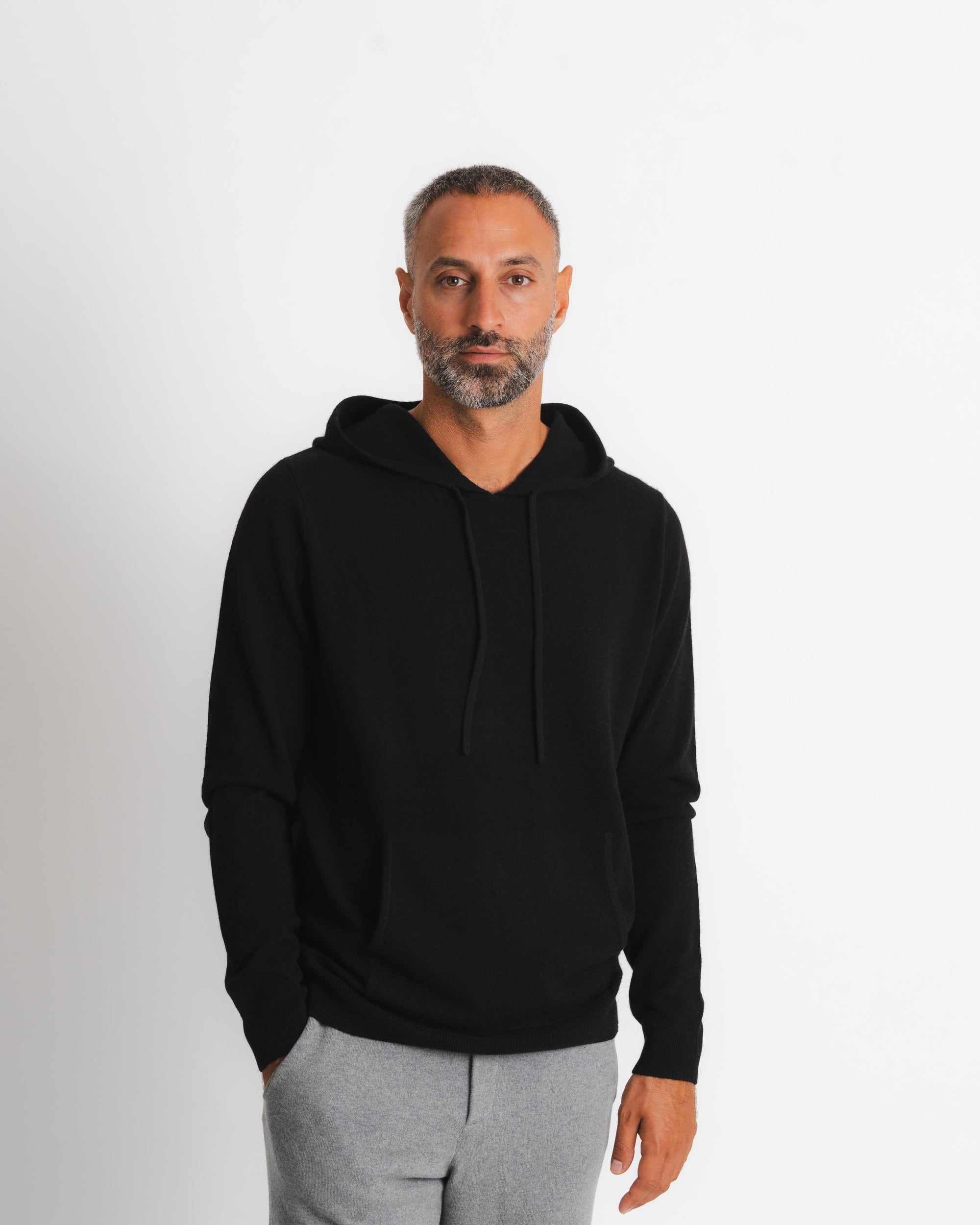 Svart merino hoodie av Brown Avenue